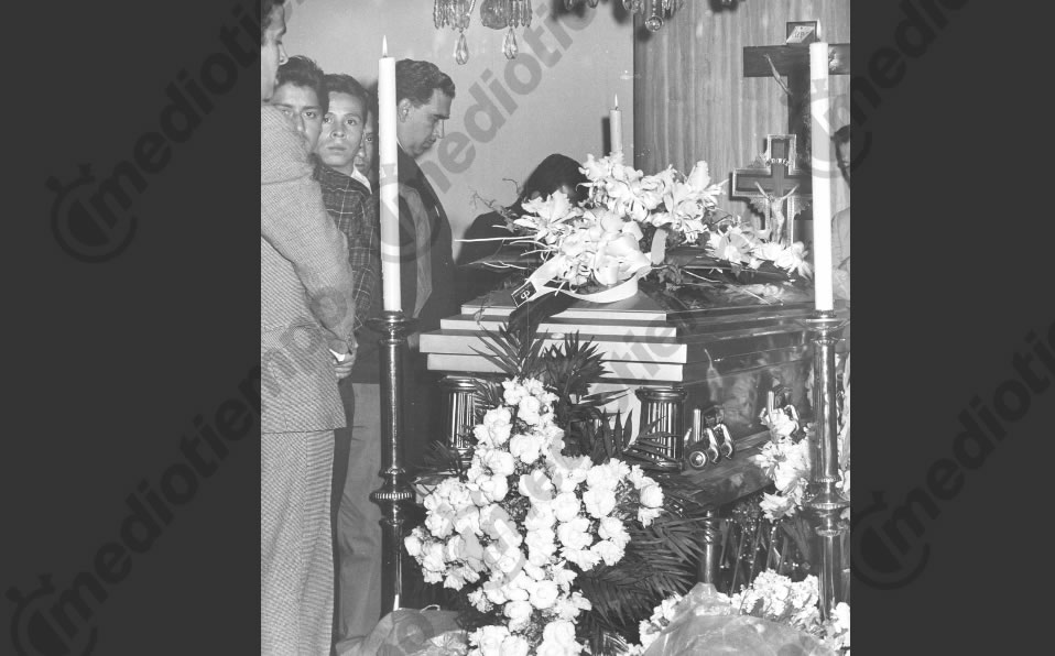 El velorio de Ricardo en México tras perder la vida el 1 de noviembre de 1962. (FOTOTECA MILENIO)