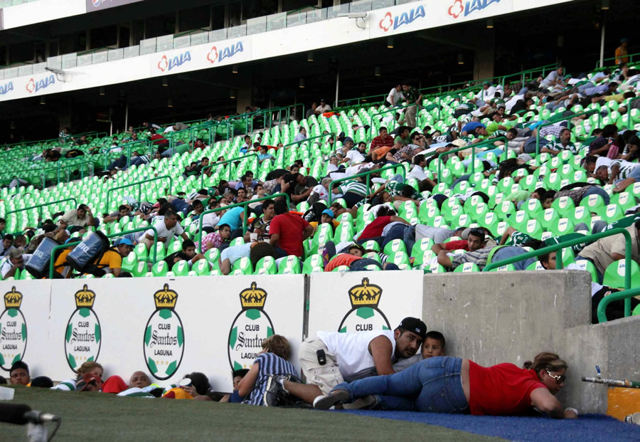 Aficionados intentaron resguardarse. (Foto: Mexsport)