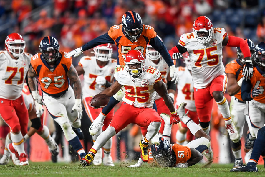 Los Chiefs no tuvieron problemas para humillar esta noche a los Broncos. Foto: AFP.