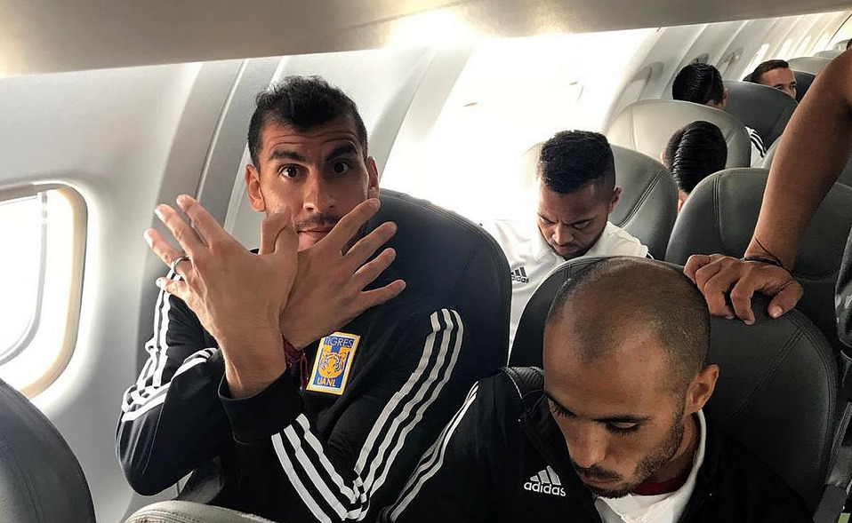 Nahuel Guzmán mostró buen ánimo en el avión. (Foto: @TigresOficial)