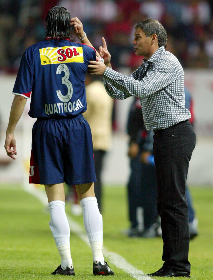 Wilson Graniolatti era el DT de los Tiburones Rojos. Foto. Mecsport