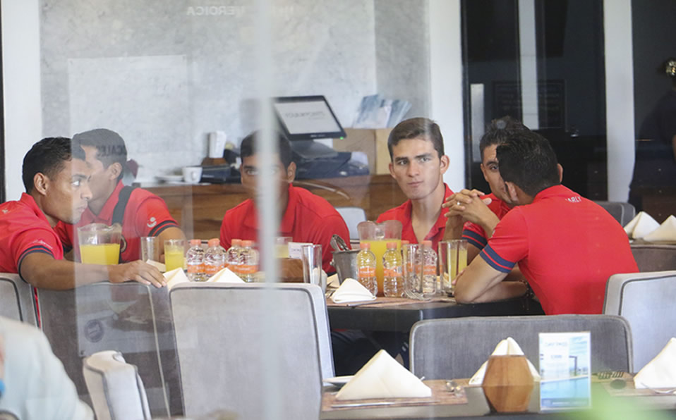 Durante la comida en el hotel de concentración. (AFP)