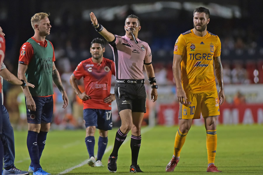 Gignac fue resguardado por los árbitros para evitar contacto con los Tiburones. (Foto: Mexsport)