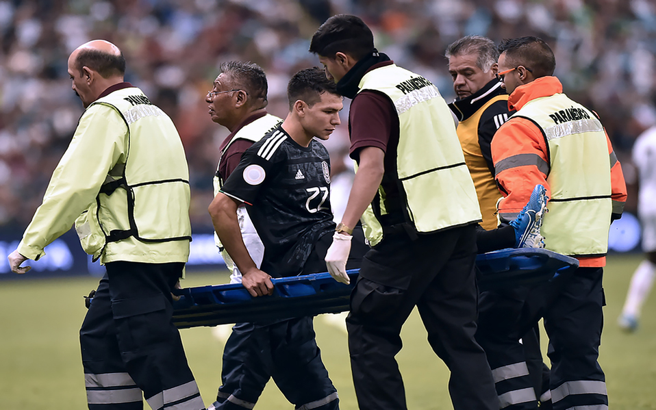 Hirving Lozano salió lesionado en el juego ante Panamá (AFP)