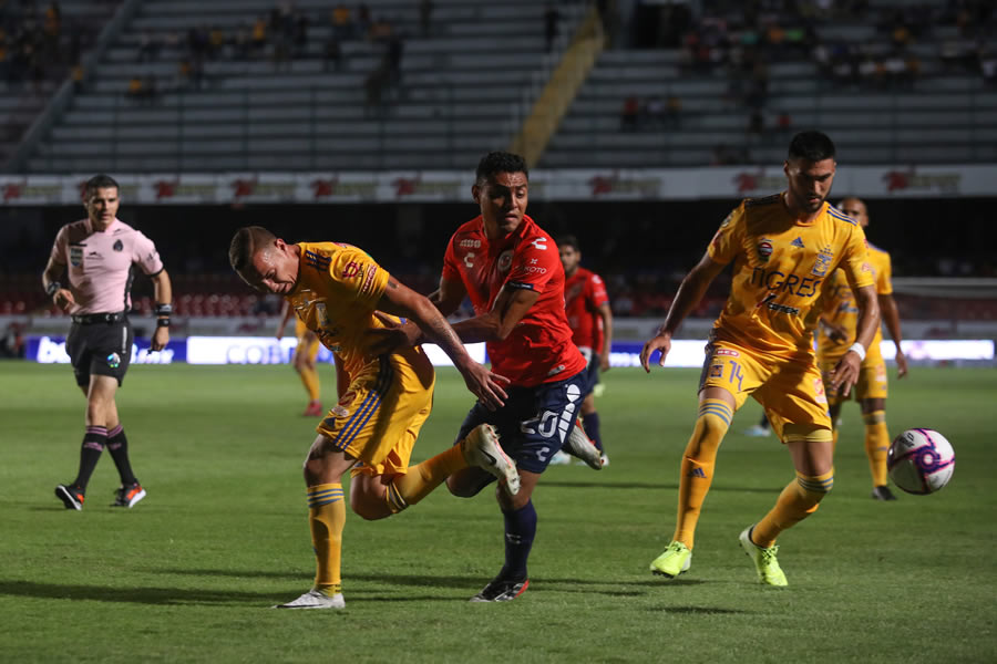 Jesús Dueña fue expulsado en el primer tiempo del partido ante los Tiburones Rojos. Foto: Mexsport.
