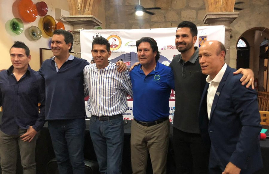 Misael Espinosa posa junto a sus invitados. (Foto: Sahíd Hernández)