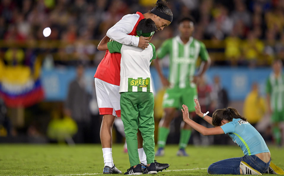 Niños se brincaron al campo de juego y se rindieron a los pies del crack brasileño. (AFP)