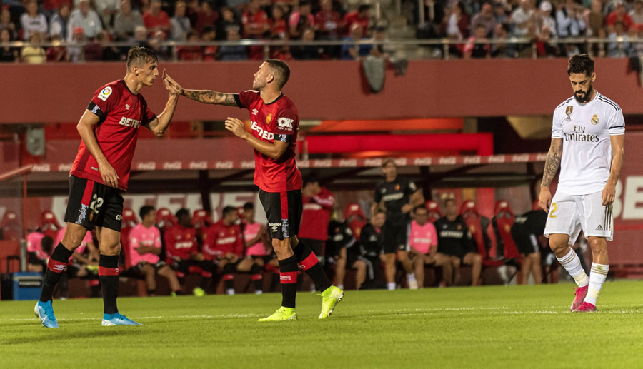 Budimir y Salva Sevilla celebran el gol del Mallorca. (Foto: EFE)