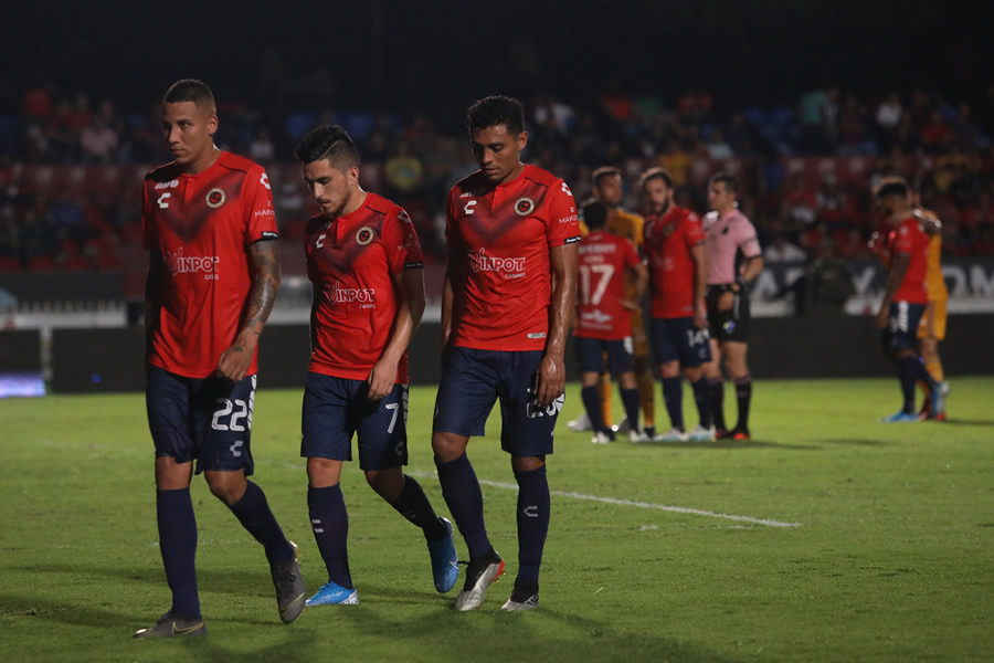 Caras largas en los Tiburones Rojos. (Fotos: Mexsport e Imago 7)
