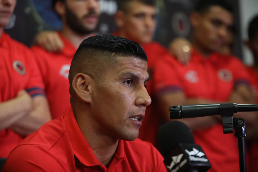 Carlos Salcido leyó un comunicado ante la prensa para explicar la postura del Veracruz. Foto: Mexsport.