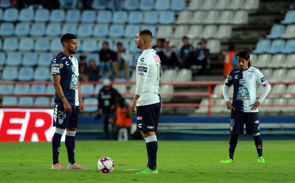 Edwin Cardona y Franco Jara respetaron el minuto sin jugar. (Foto: Imago7)