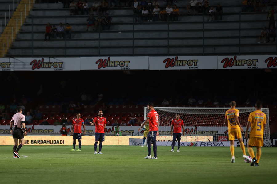 El equipo de la UANL respetó la protesta un minuto. (Fotos: Mexsport e Imago 7)