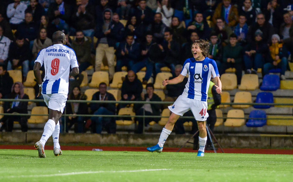 Fabio Silva (der.) celebra tras anotar el 5-0 definitivo. (Foto: @FCPorto)
