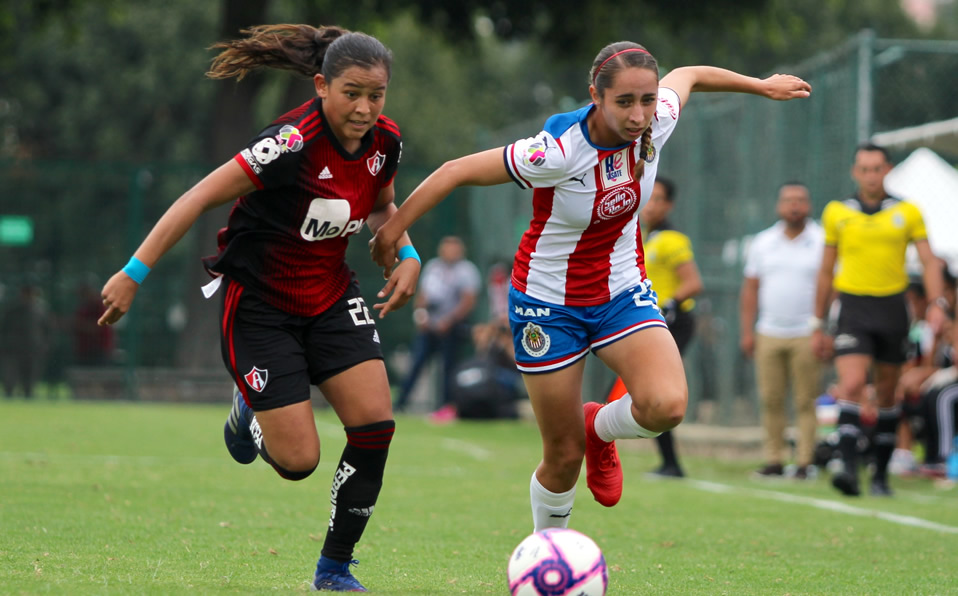 Fátima Delgado y Angélica Torres disputan el esférico. (Foto: Imago7)