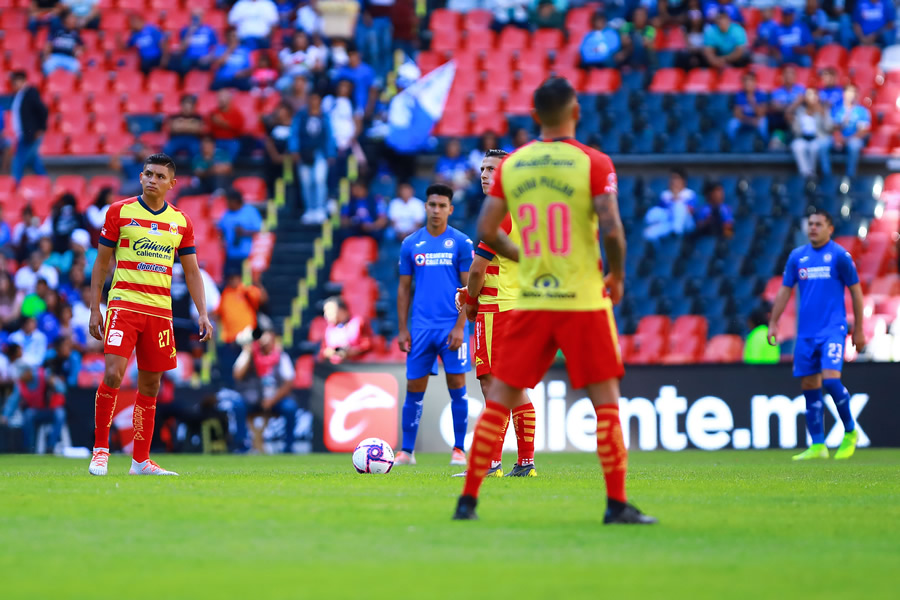 Jugadores de Cruz Azul y Morelia permanecieron inertes. (Foto: Imago 7)
