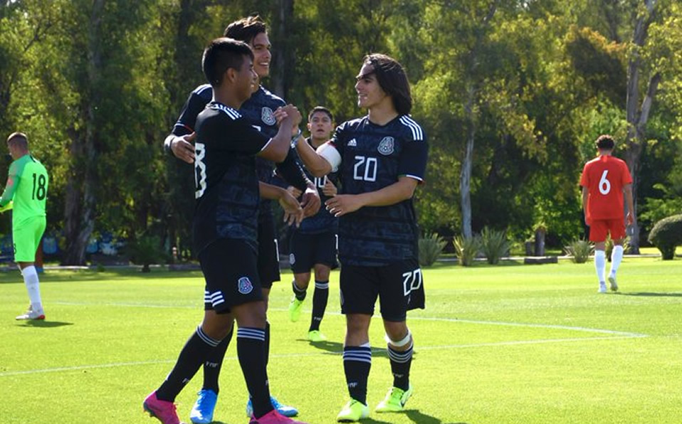 Los jugadores del Tri Sub-17 celebran uno de los goles ante Canadá. (Foto: @miseleccionmx)