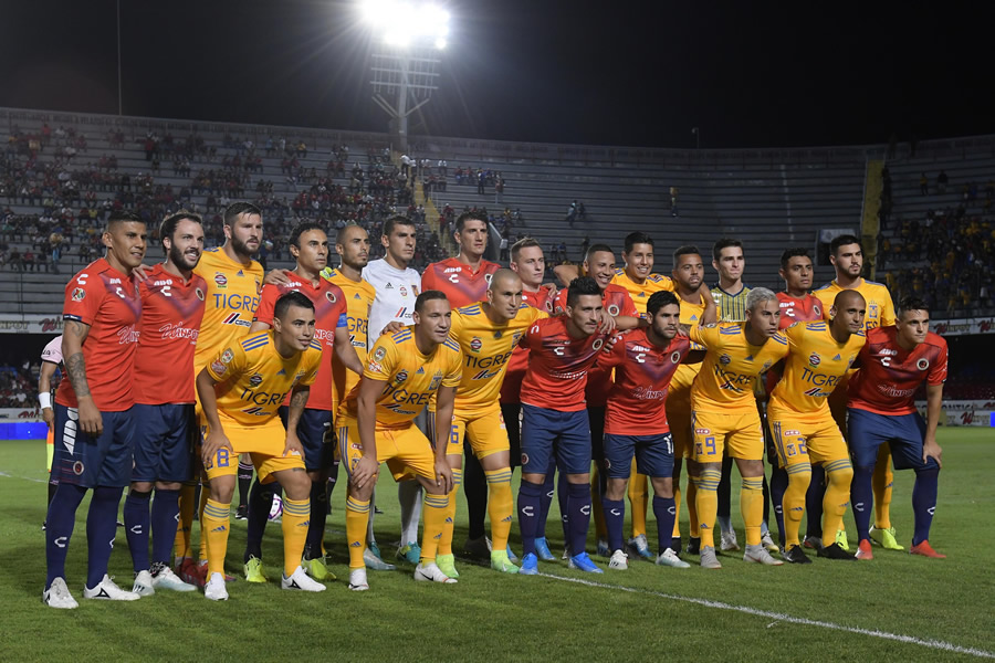 Jugadores de Veracruz y Tigres se unieron al principio. (Fotos: Mexsport e Imago 7)
