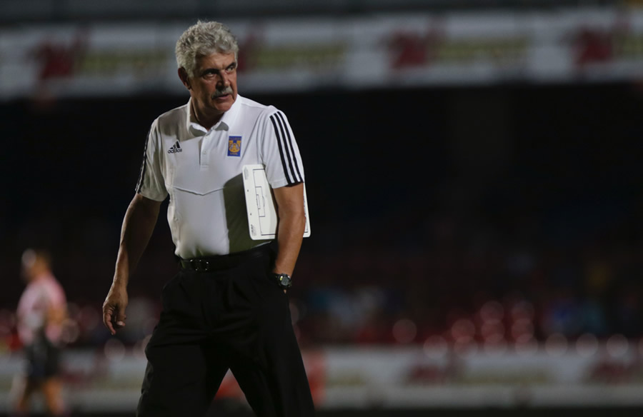 Ricardo Ferretti es señalado como responsable de que Tigres no respetara el tiempo acordado.(Fotos: Mexsport e Imago 7)