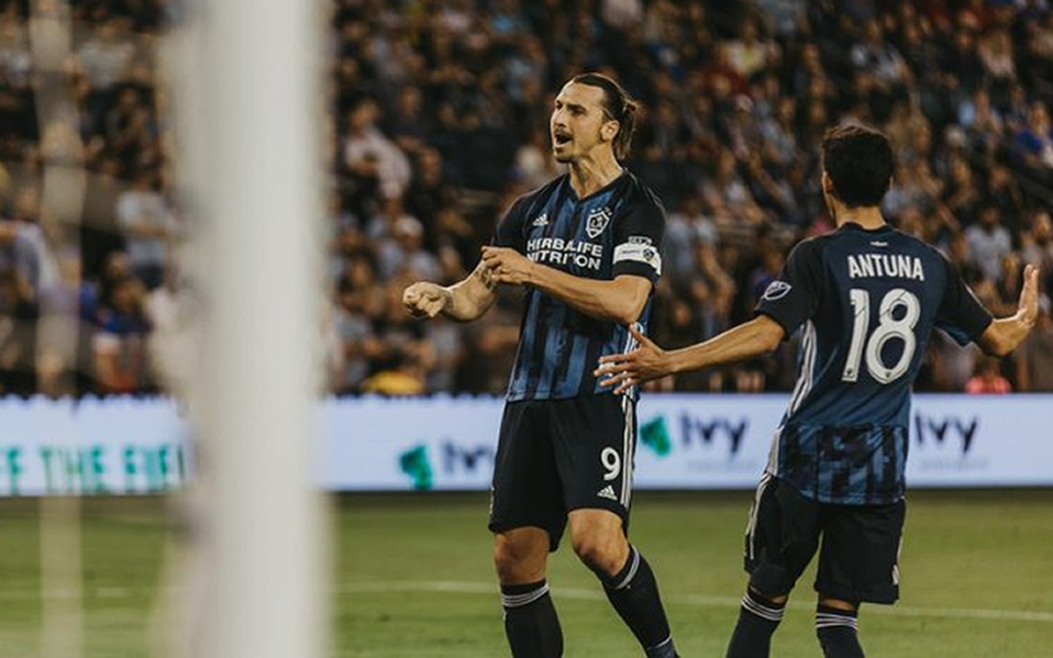 Zlatan no descarta jugar en el equipo de Hirving Lozano (Twitter @IbraOfficial)