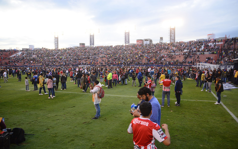 Los aficionados coparon el terreno de juego (Foto: MEXSPORT)