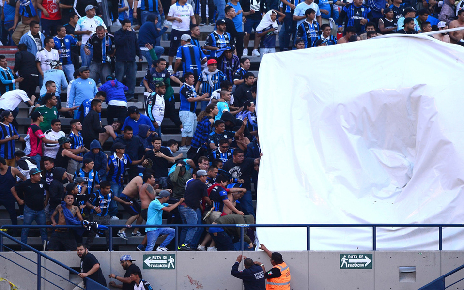 Aficionados de Gallos iniciaron la gresca (Foto: MEXSPORT)