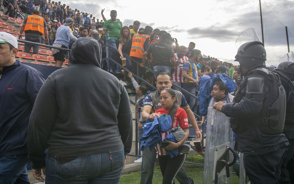 Aficionados del San Luis buscaron refugio (Foto: MEXSPORT)