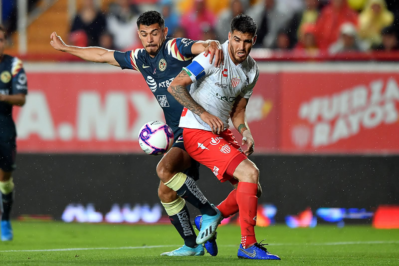 Henry Martín y Ventura Alvarado disputan el esférico. (Foto: Mexsport)