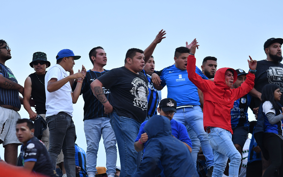 Integrantes de la porra de Gallos increpaban a los locales (Foto: MEXSPORT)