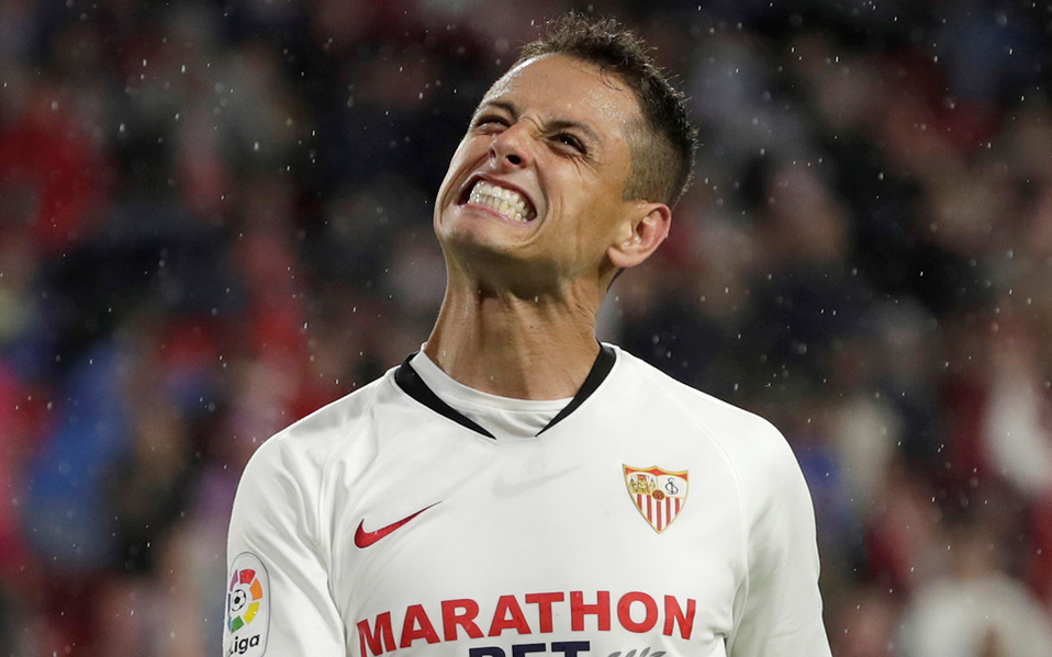 Javier Hernández se lamenta (EFE)