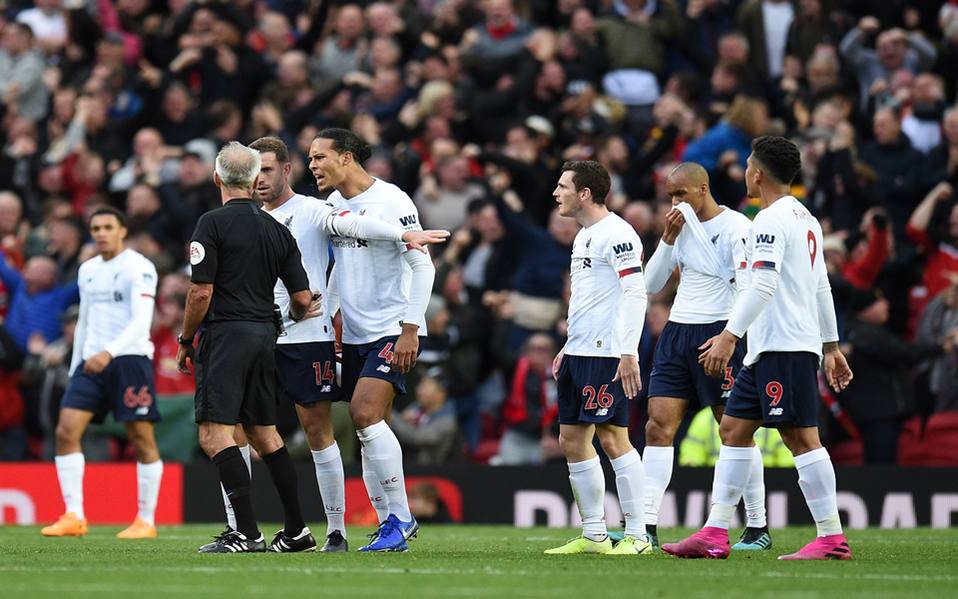 Jugadores del Liverpool reclamaron con todo al árbitro (AFP)