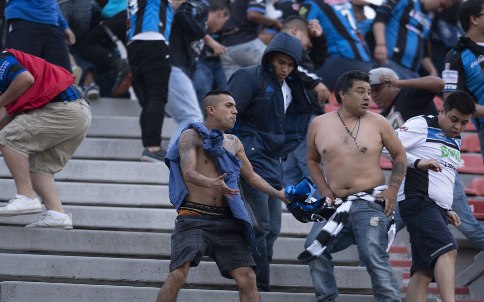 La porra de Gallos huyó del lugar (Foto: MEXSPORT)