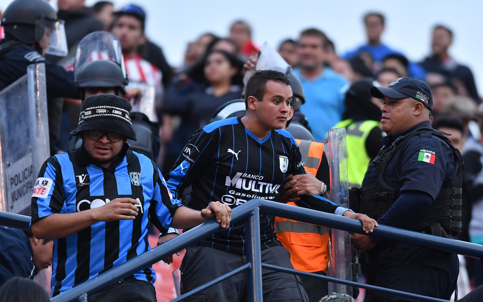 Algunos seguidores de Gallos también se vieron sorprendidos (Foto: MEXSPORT)