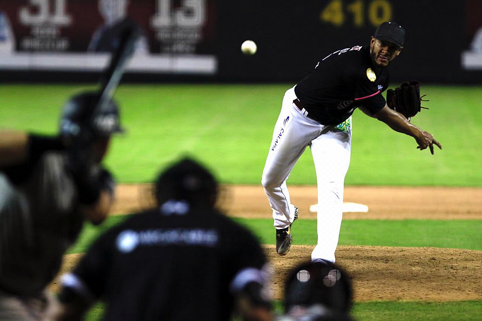 Tomateros blanquea a Sultanes,  en gran duelo de pitcheo en Culiacán