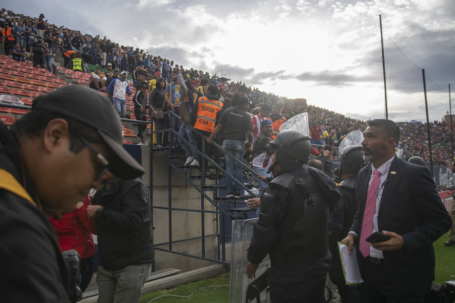 La violencia se hizo sentir en las gradas del Alfonso Lastras, por lo que los aficionados tuvieron que resguardase en la cancha. Foto: Mexsport.