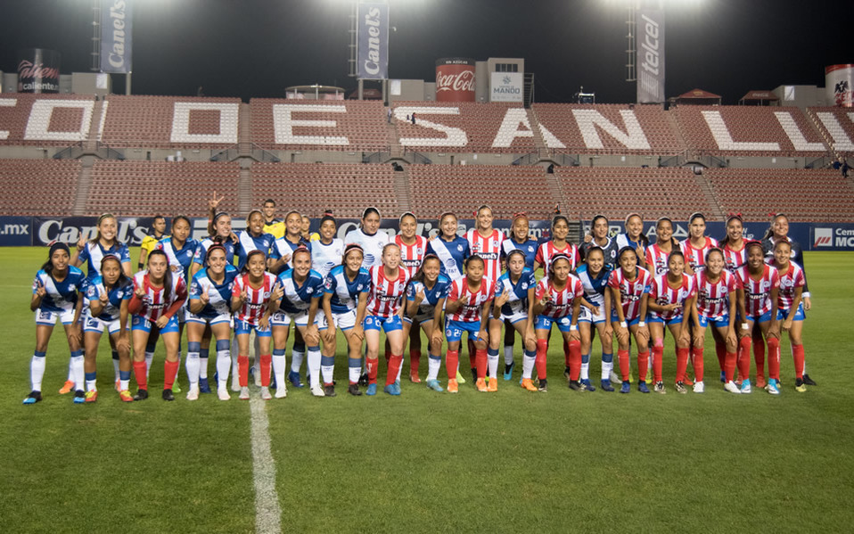 El juego de la Fecha 15 de la Liga MX Femenil entre San Luis y Pachuca se jugó en un estadio lleno de sangre, vidrios rotos y butacas rotas