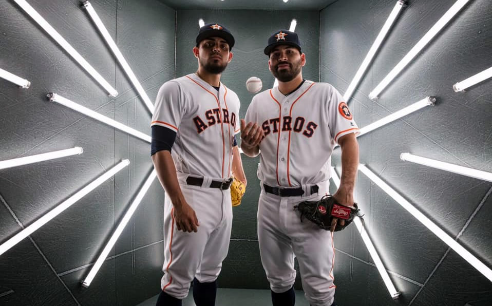 Osuna y Urquidy juntos en una sesión durante la llegada del mazatleco a las Grandes Ligas.