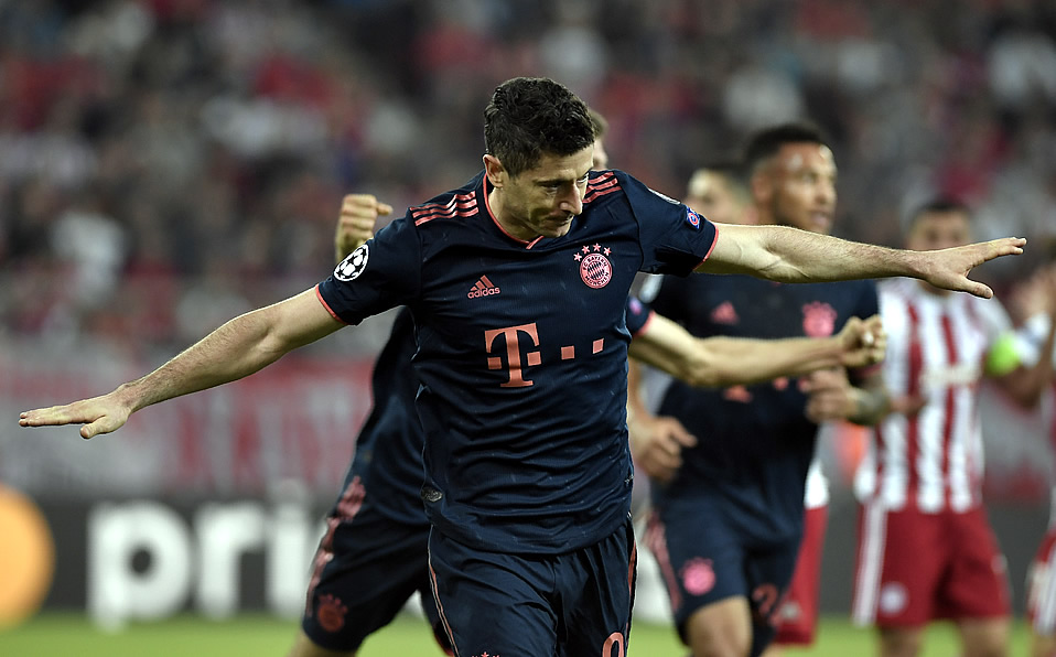 Robert Lewandowski celebra uno de sus dos goles. (Foto: AFP)