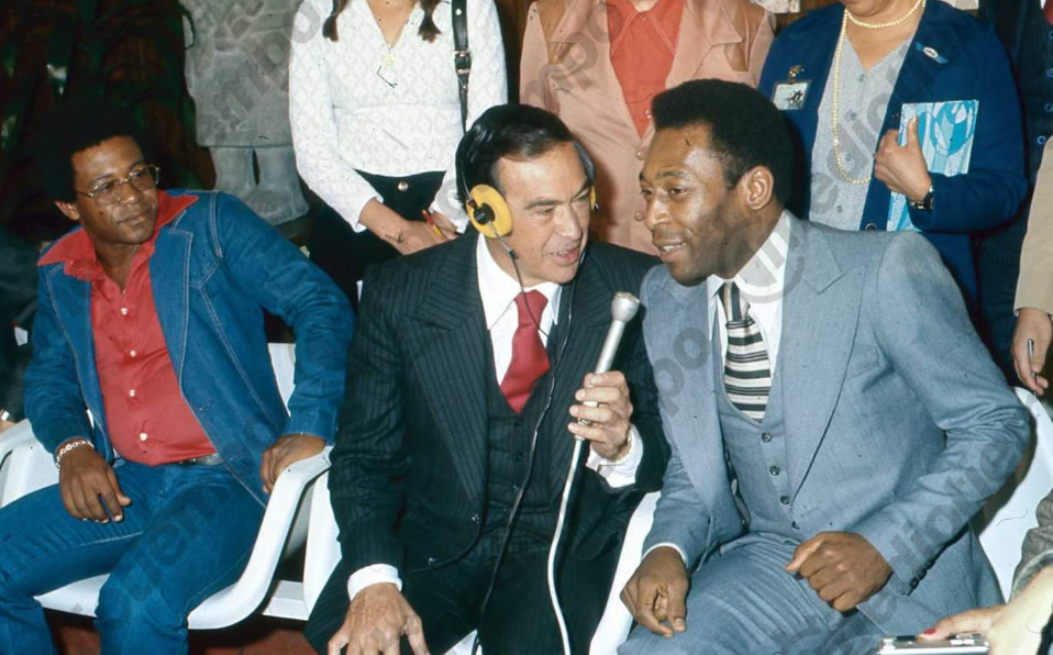 En el aeropuerto de la CDMX es entrevistado por Ángel Fernández Rugama en 1978 .(Fototeca Milenio)