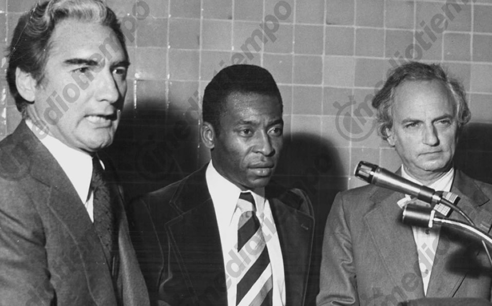Afinando detalles de su película "Pelé" junto a Emilio Azcárraga Milmo. (Fototeca Milenio)