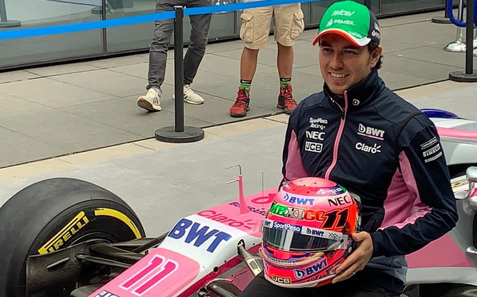 Checo en Plaza  Carso en la gira de medios previo al GP de México. (@escuderiatelmex)