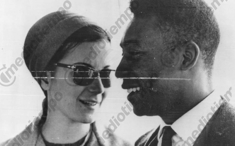 Junto a su esposa Rosemeri dos Reis Cholbi en la CDMX en 1966. (Fototeca Milenio)