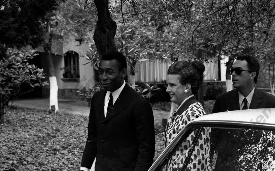 Llegando a casa del presidente Luis Echeverría Álvarez en 1970. (Fototeca Milenio)