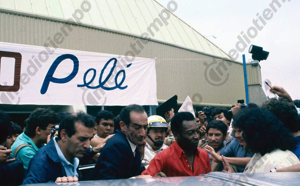 Llegando a Guadalajara para presenciar el debut de Brasil en el Mundial de 1986. (Fototeca Milenio)