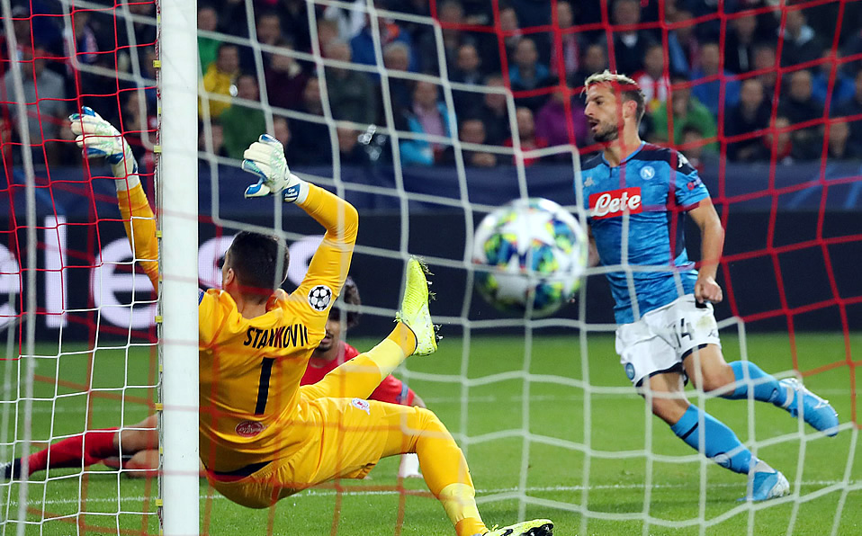 Mertens al momento de rematar. (Foto: AFP)