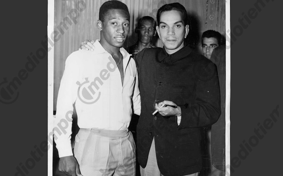 10 Pelé junto a Cantinflas en casa del comendiante en 1959. .(Fototeca Milenio)