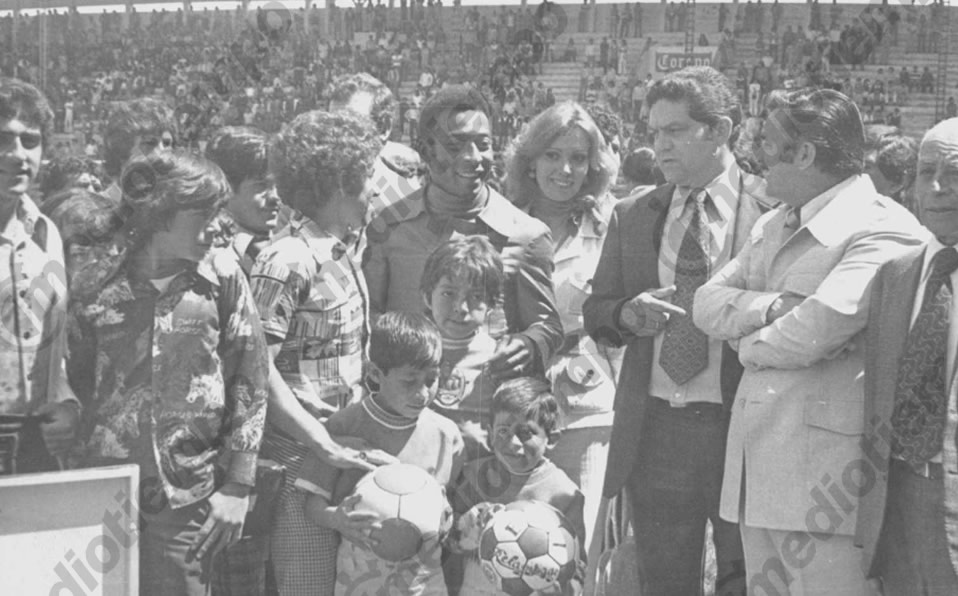 De visita en el Estadio Nemesio Diez donde convivió con varios niños. (Fototeca Milenio)