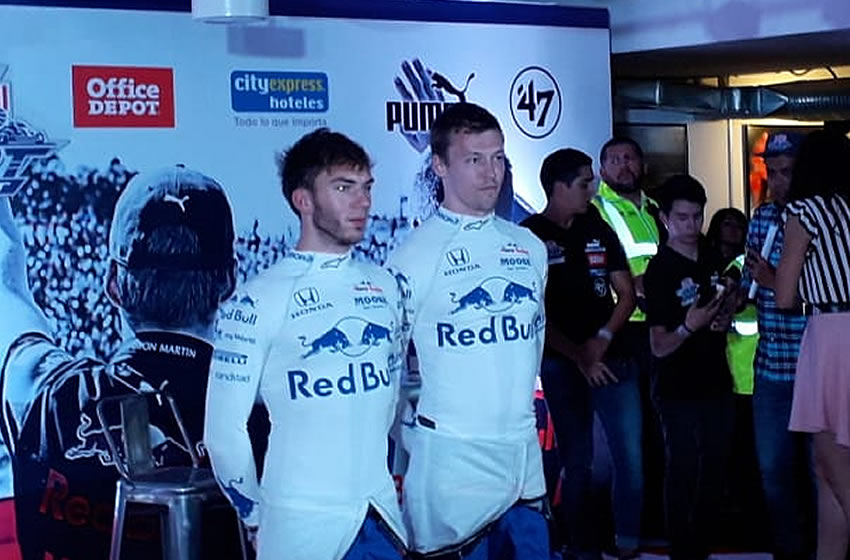Los volantes de Toro Rosso en la pista de gokarts. (Mediotiempo)