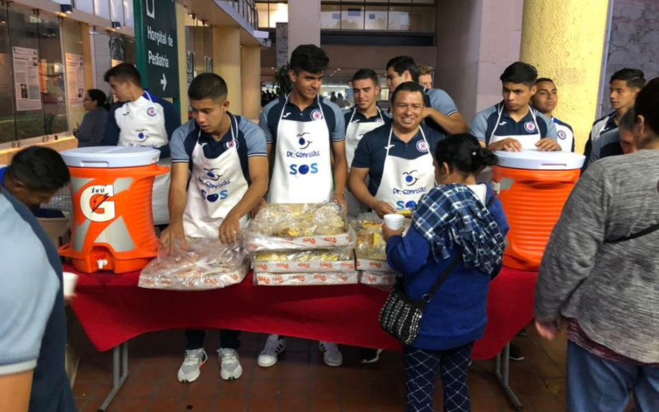 Los futbolistas atendieron gustosos a los presentes (Twitter @CruzAzulCD)