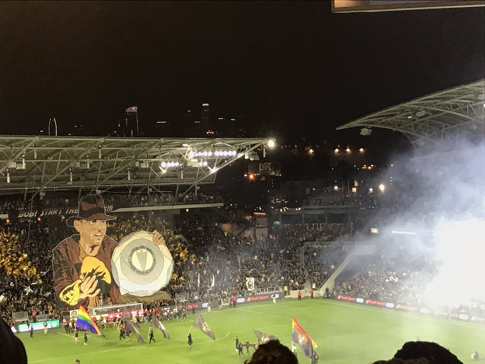 La impresionante imagen que se vio en el Banc of California. (Foto: @AztecaAmeliaaa)