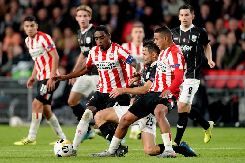LASK cercó todos los espacios. (Foto: @psveindhoven)